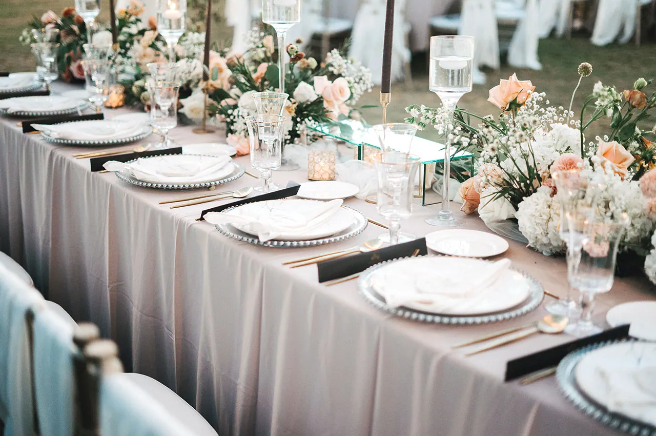 Mesa floral preparada para una celebración de matrimonio