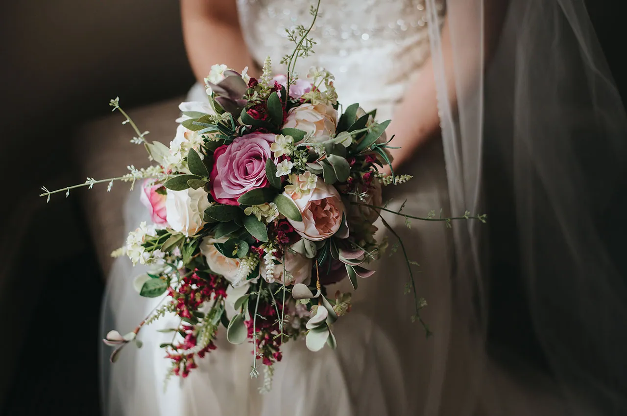 Ramo de novia con rosas y flores blancas