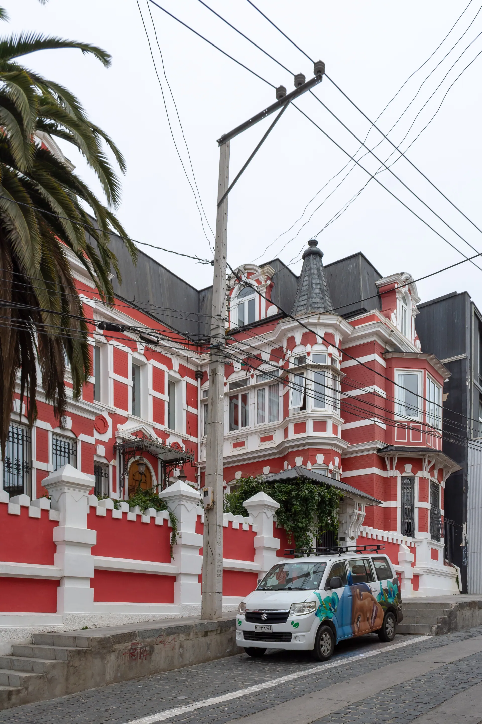 Fachada del Palacio Astoreca desde la calle Montealegre