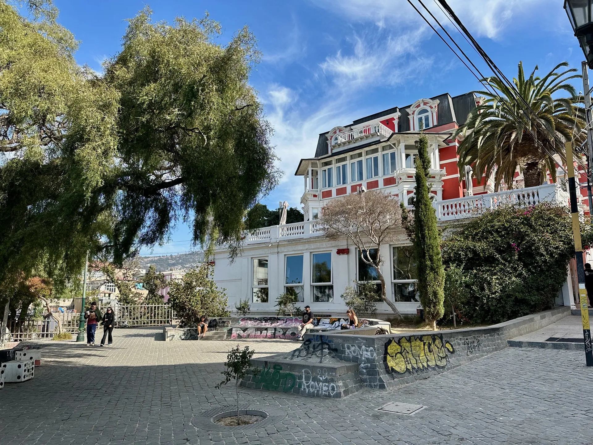 Palacio Astoreca frente a la plaza del Paseo Yugoslavo