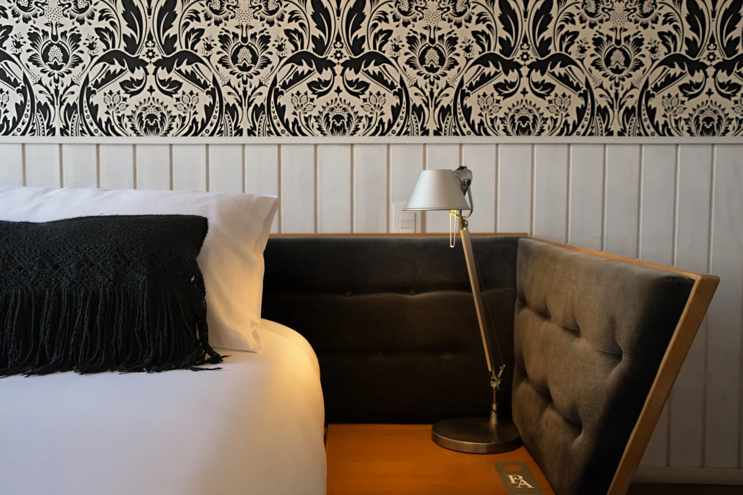 Detalle de la cama y el papel mural de una Junior Suite