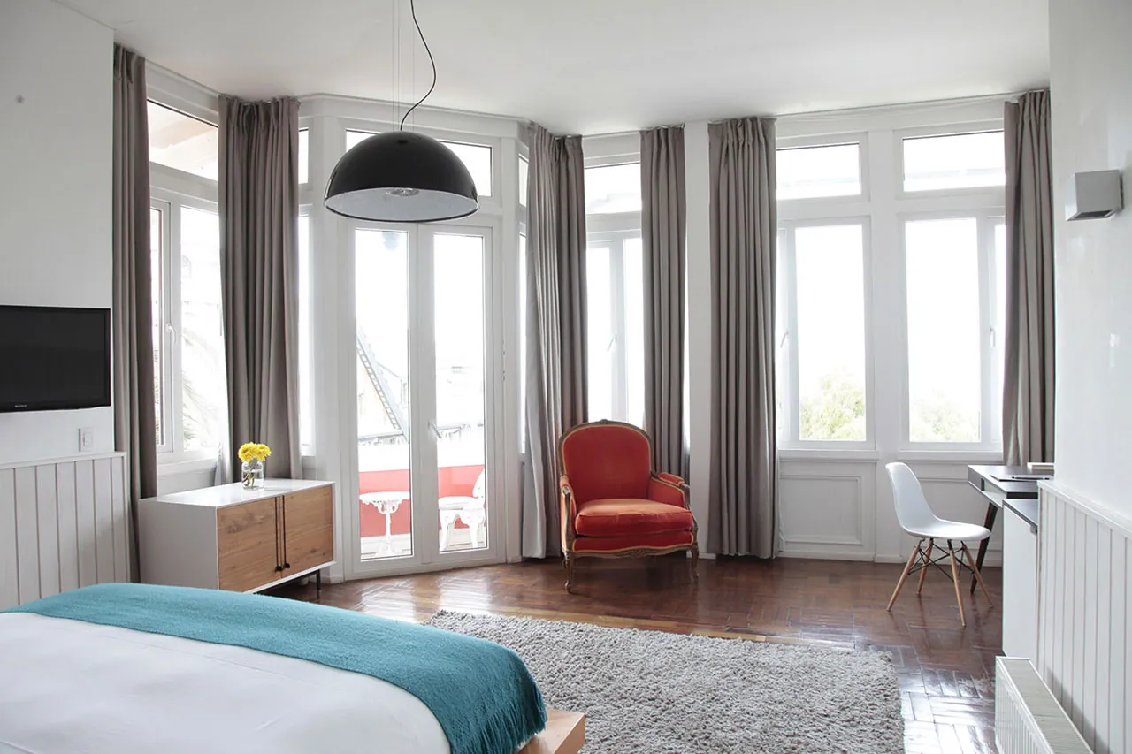 Ventanal y balcón de una Junior Suite