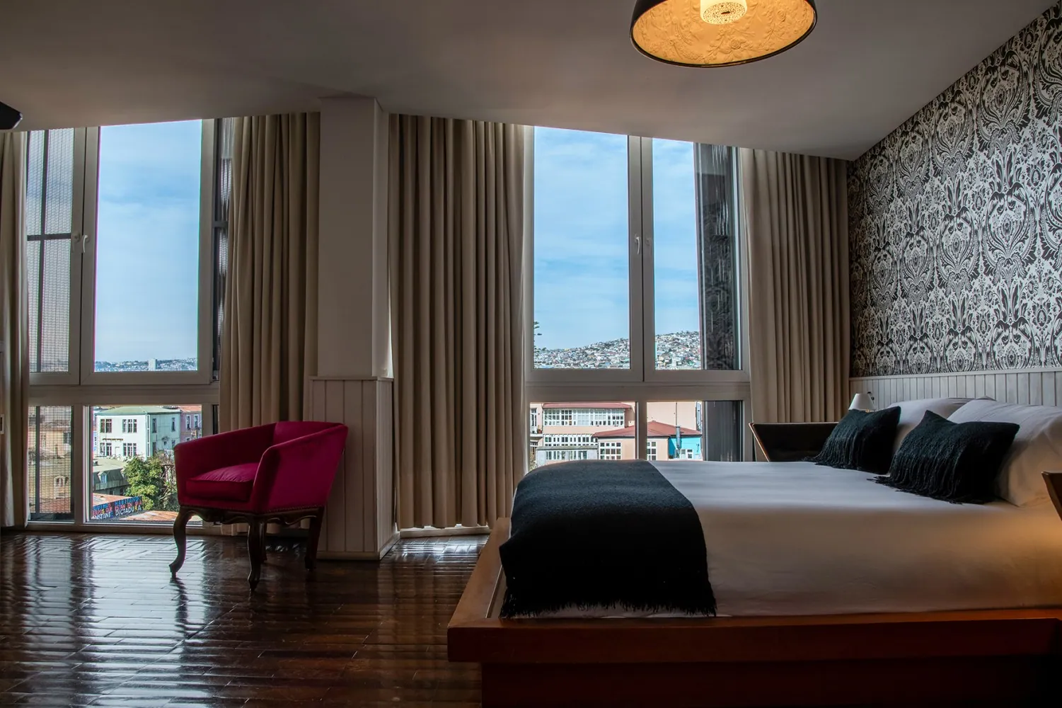 Sillón y vista hacia la bahía desde una Junior Suite