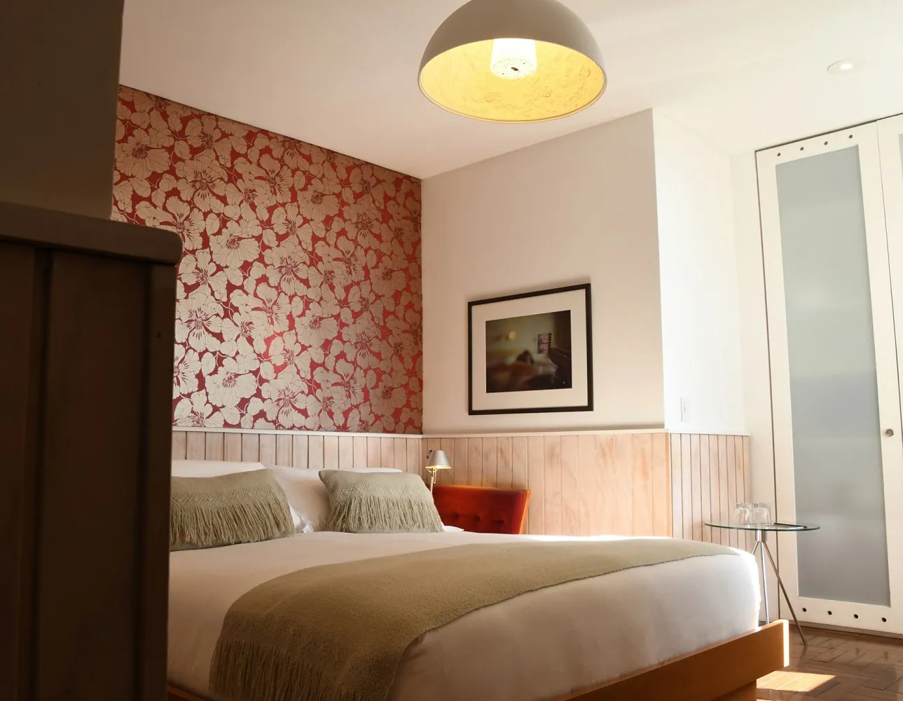 Habitación Premium con papel mural rojo