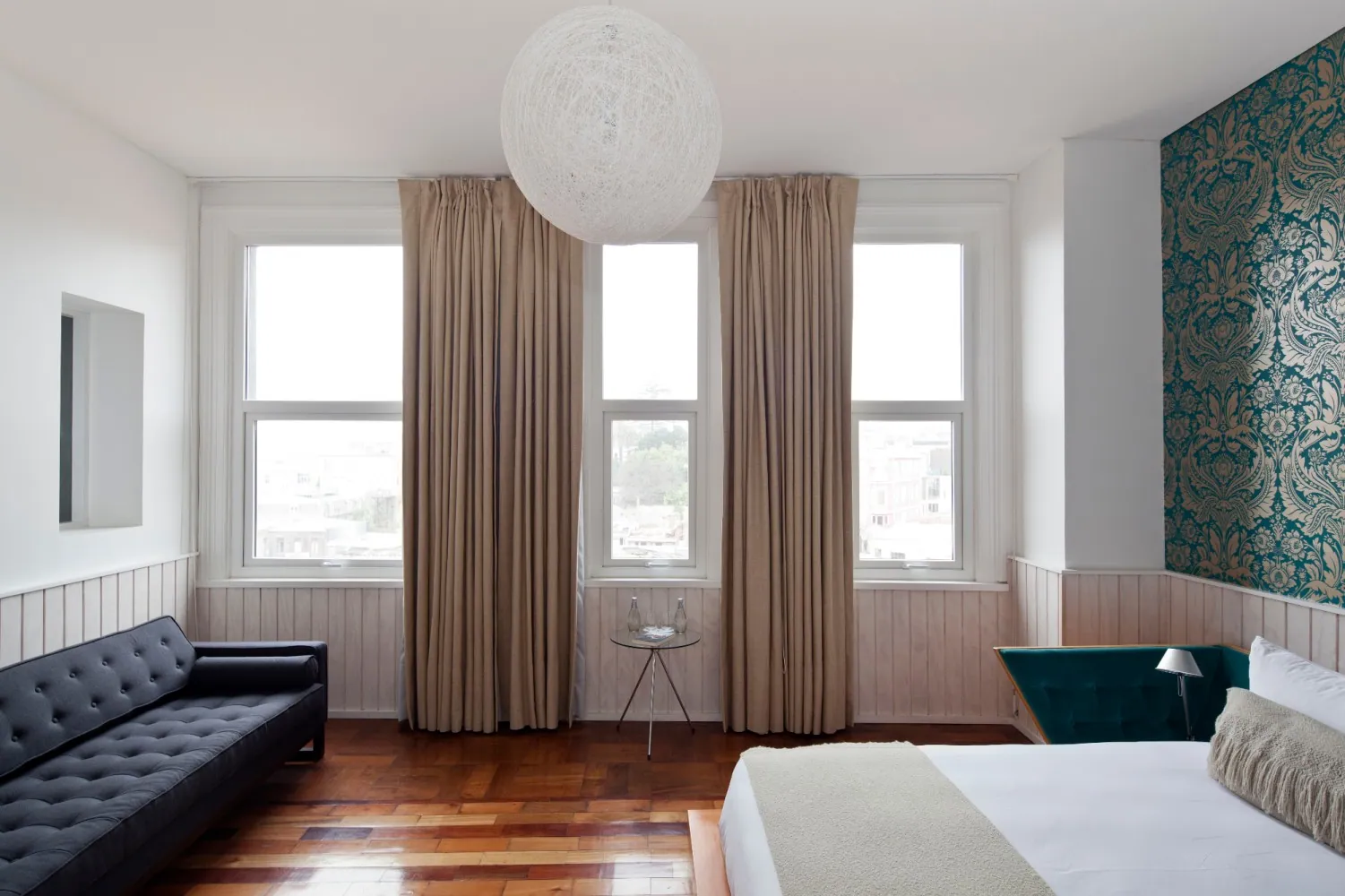 Sofá y ventanal de habitación Premium