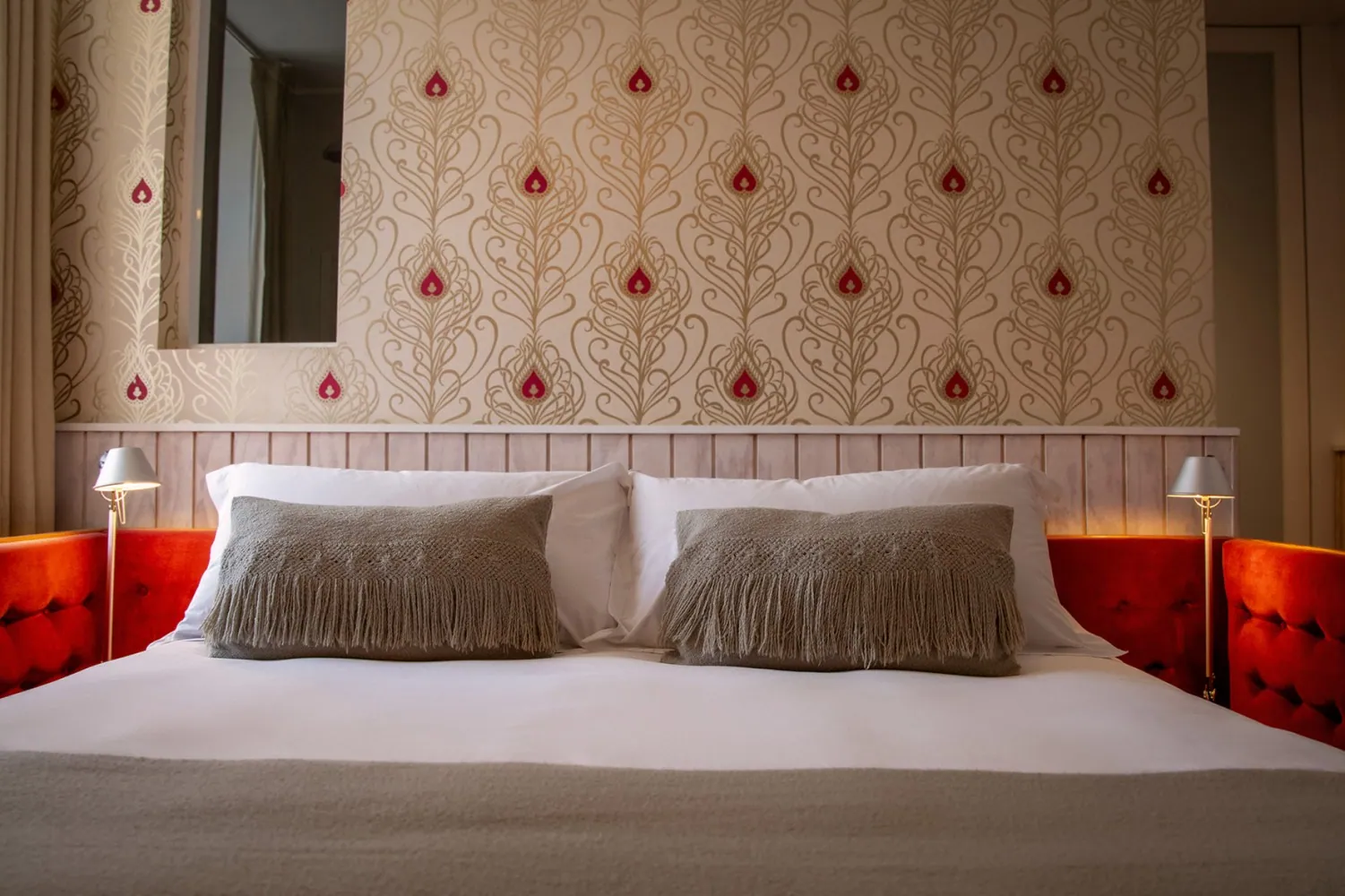 Cama Standard con papel mural estampado