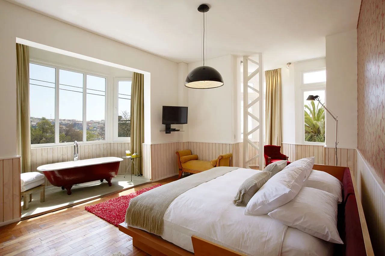 Ventanal y tina exenta en Suite Deluxe
