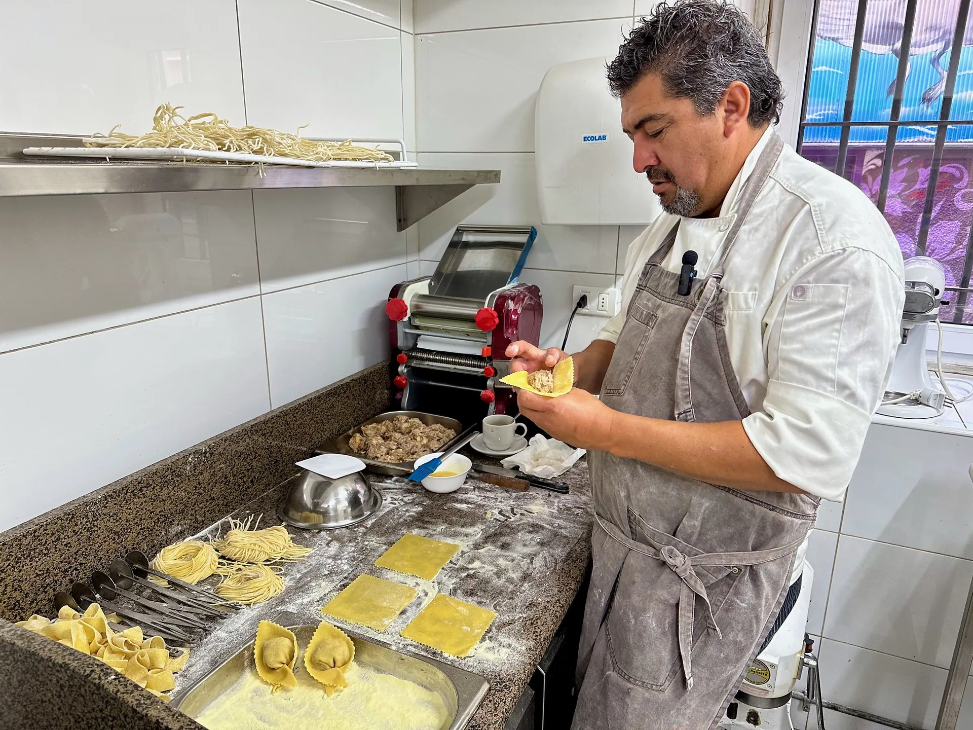Chef de Pastalegre preparando pasta rellena en su cocina