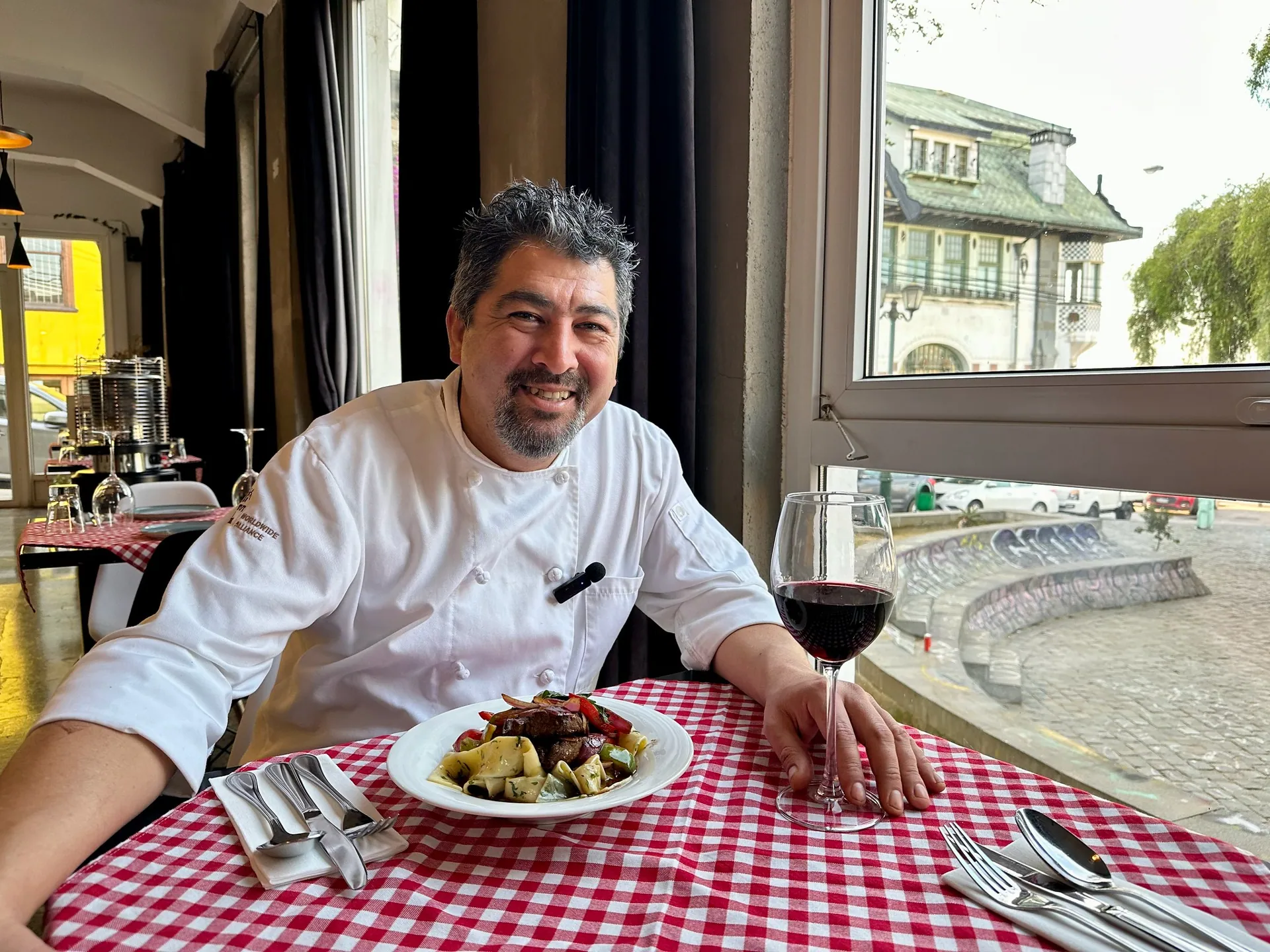 Chef de Pastalegre con pasta fresca junto a la ventana