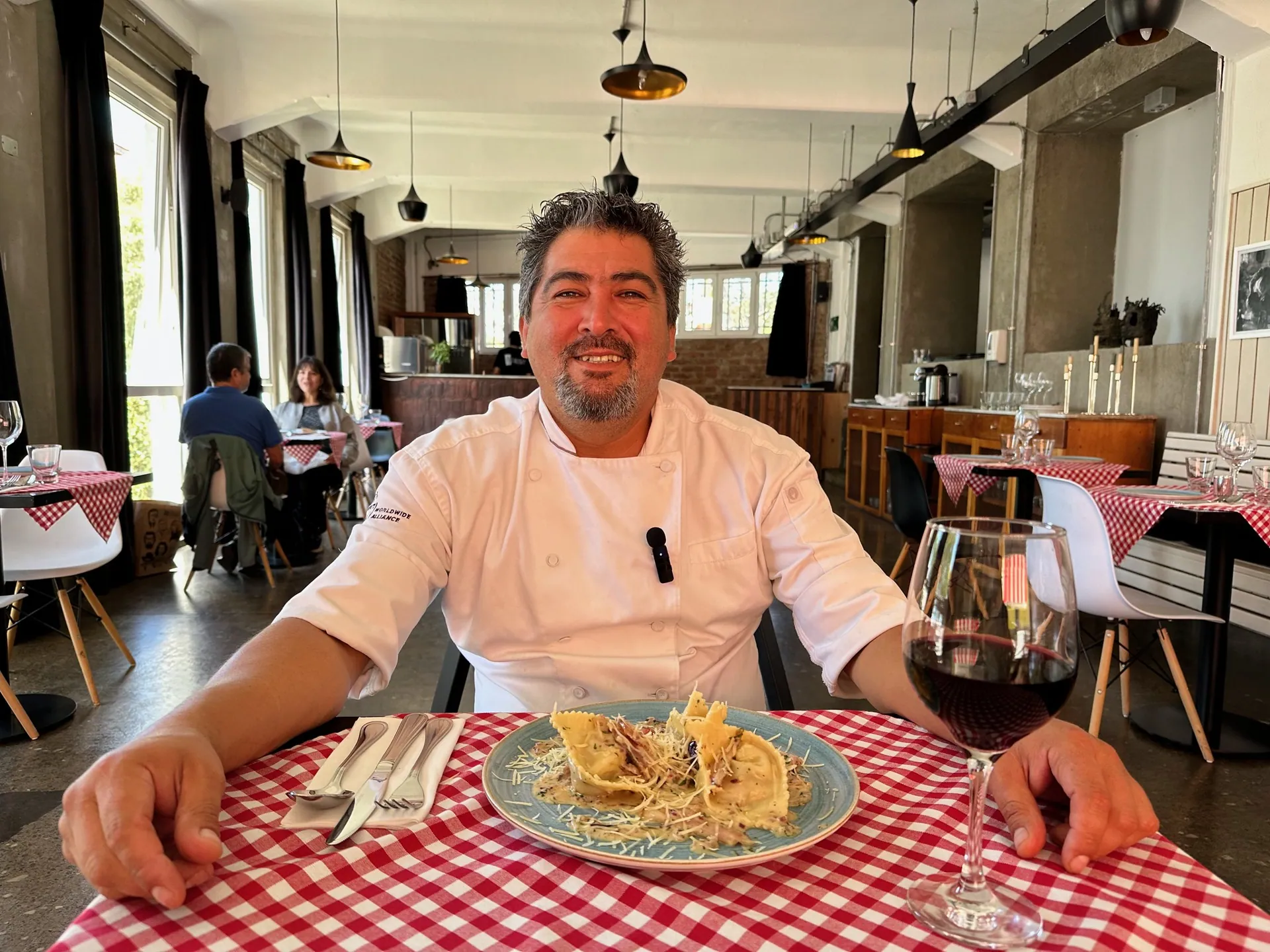 Chef Cristián Gómez Rubio en la sala de Pastalegre