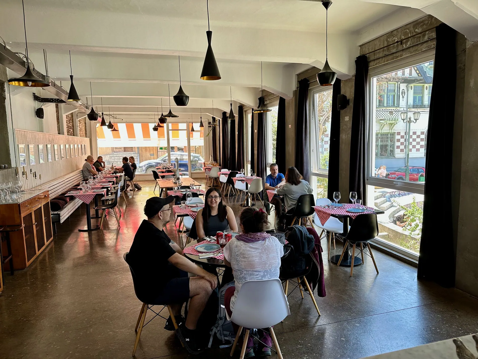 Sala de Pastalegre con ventanales y comensales