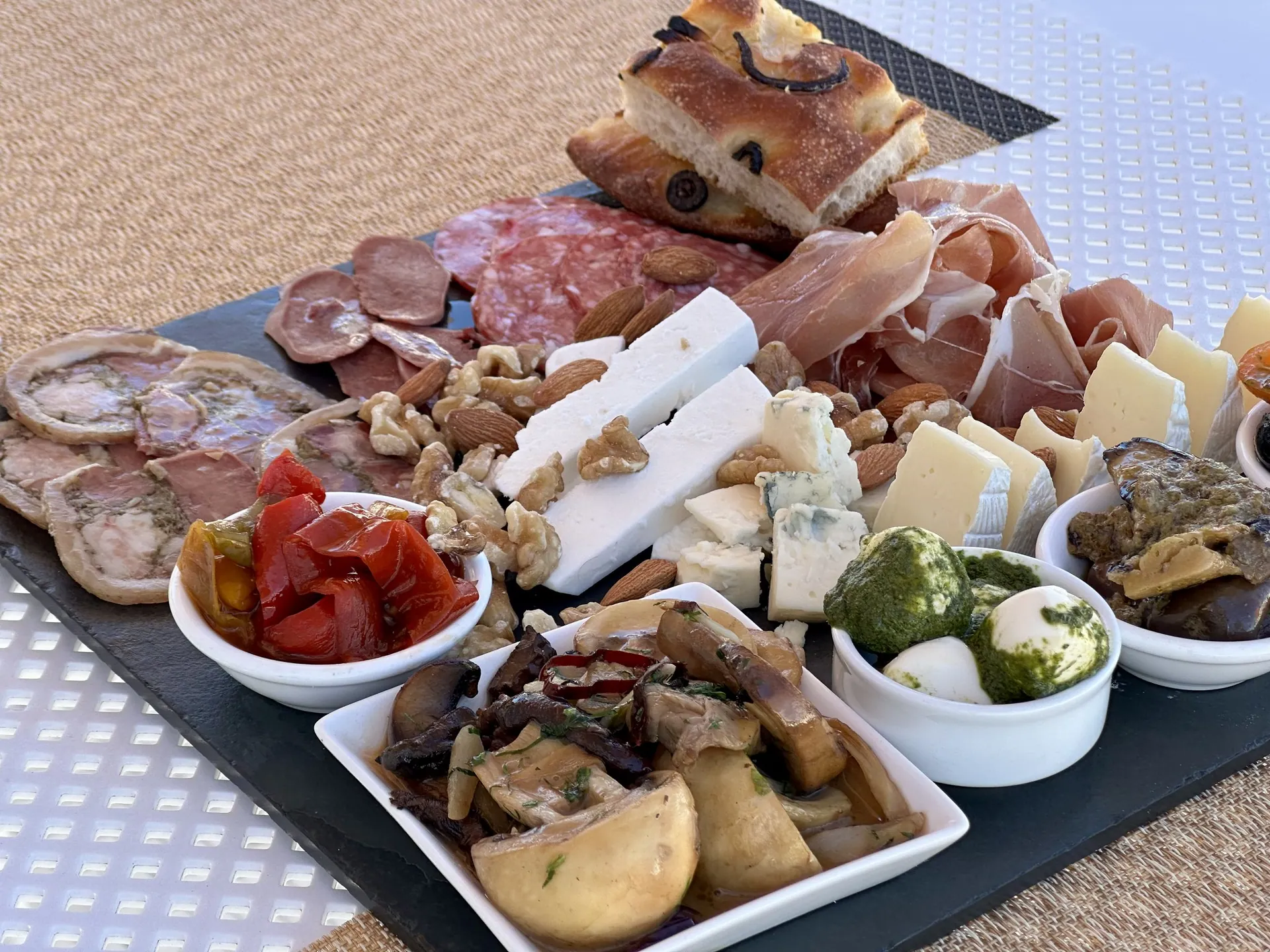 Pladanj Antipasti s domaćim narescima i sirevima u restoranu Pastalegre