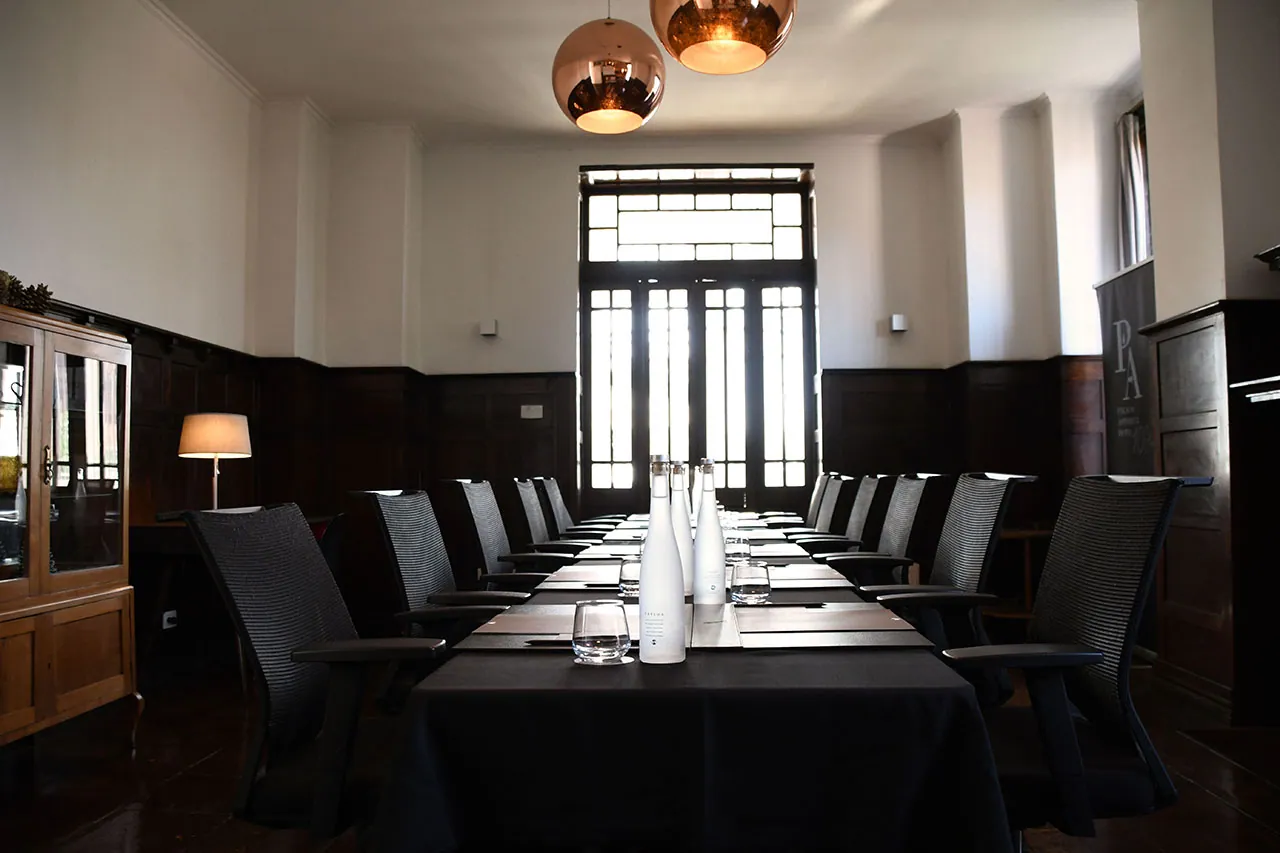Mesa de reuniones del salón Directorio