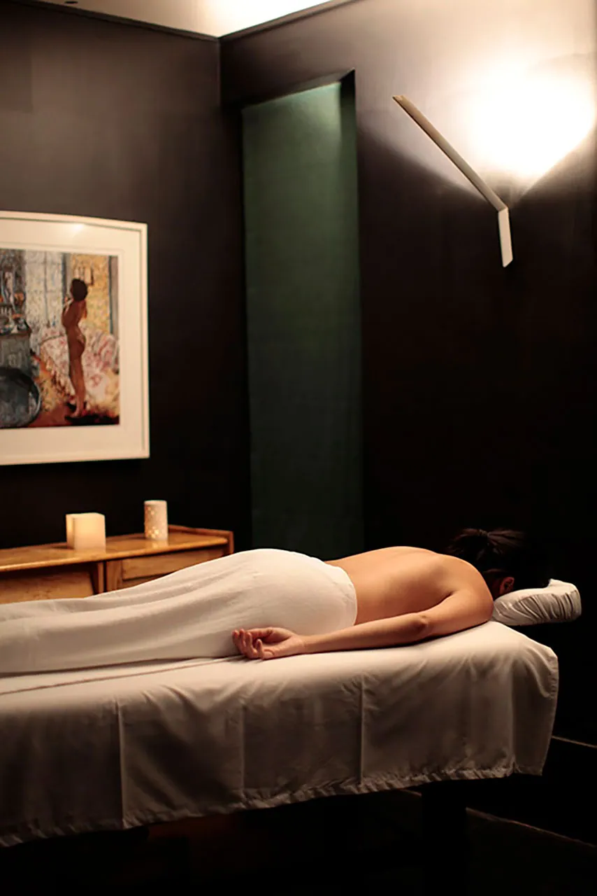 Cabina de masajes de Spa Alegre con camilla y luz tenue