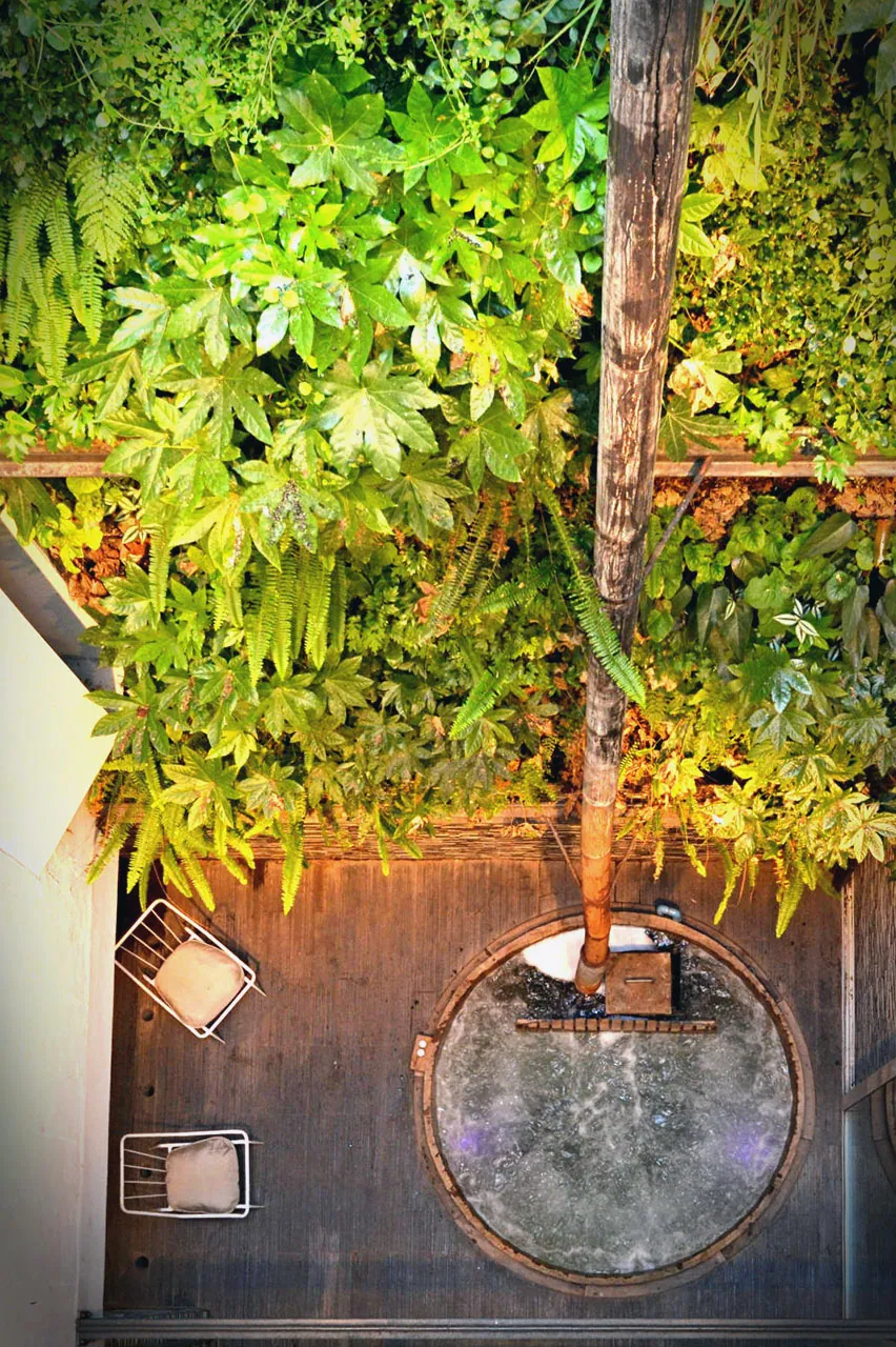 Tinaja a leña situada bajo el jardín vertical del spa