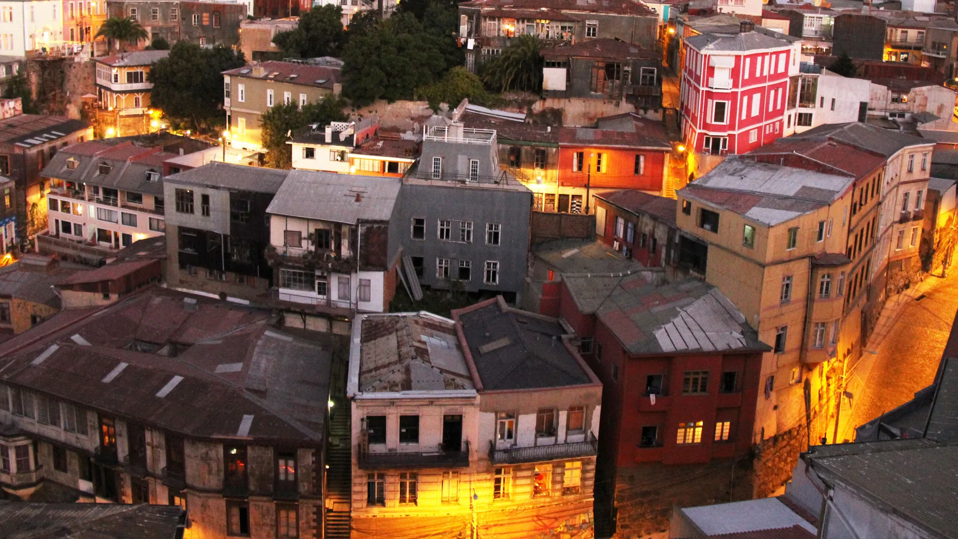 Casas del Cerro Alegre al comenzar la noche