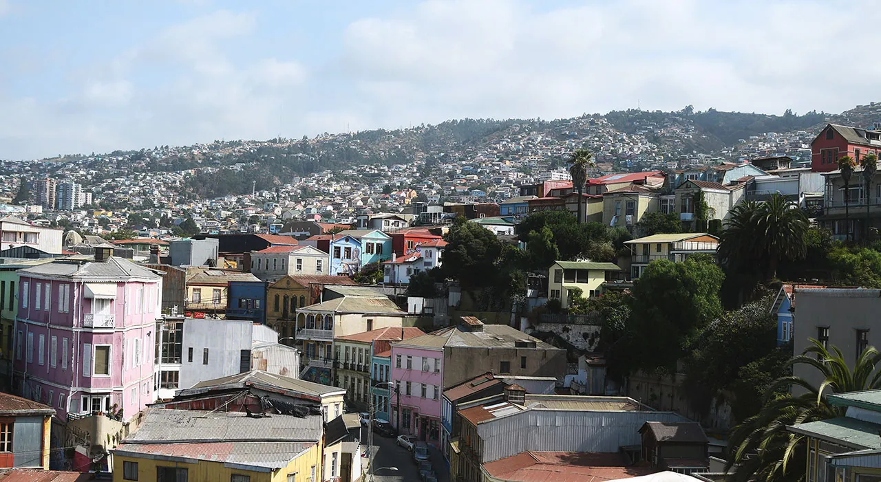 Casas de colores sobre los cerros de Valparaíso