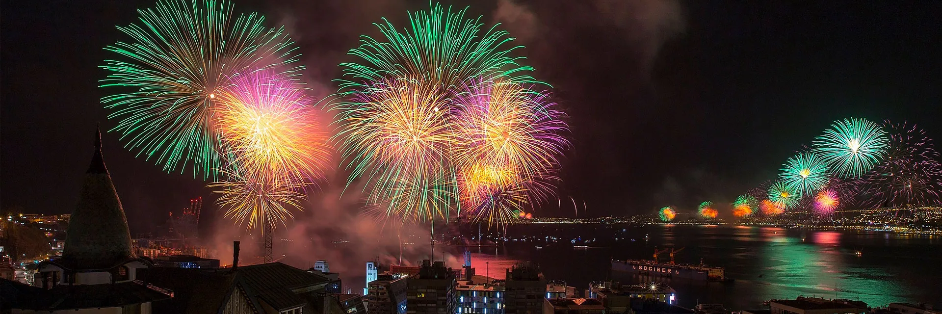 Fuegos artificiales sobre la bahía de Valparaíso